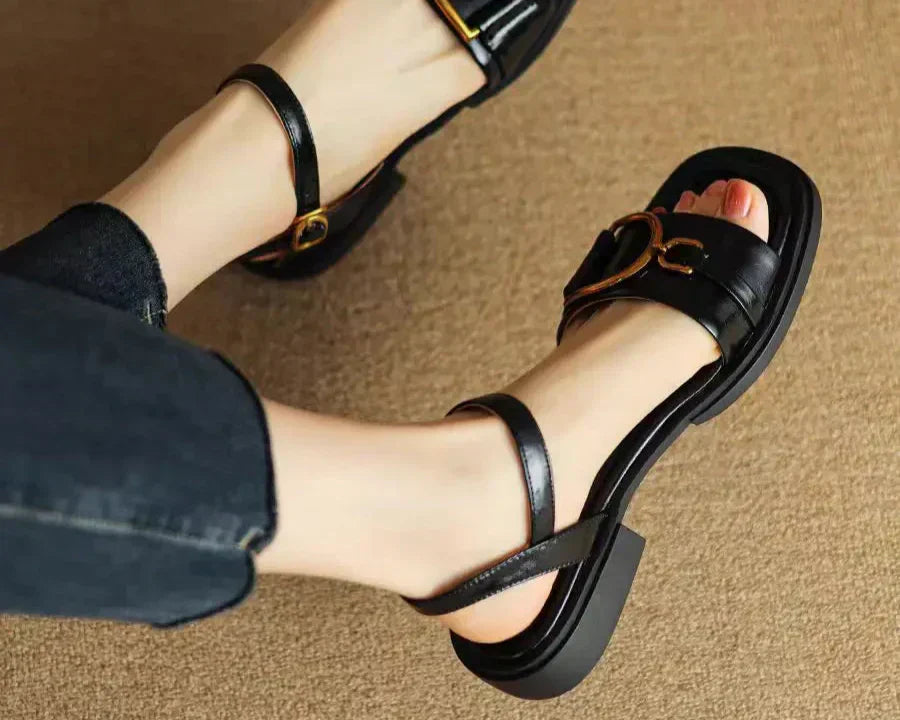 Amara | Płaskie sandały z klamrą